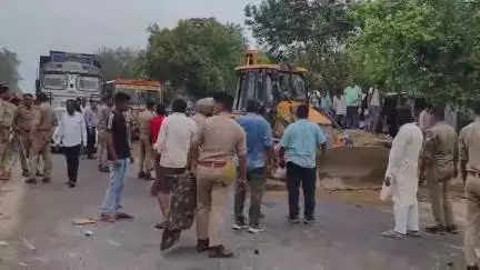 उन्नाव: सदर कोतवाली क्षेत्र के शेखपुर नरी चौराहे के पास कई वाहन आपस में भिड़े, तीन लोगों की हुई मौत और युवती सहित दो घायल