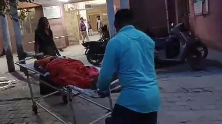 एटा: गांव धिरामई में बारात सज रही थी, अचानक दरवाजा टूटने से छज्जा गिरा, महिला सहित 3 घायल, महिला की हालत गंभीर