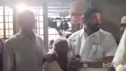 വൈക്കം: മെഡിക്കൽ കോളേജിൽ കെട്ടിടം ഇടിഞ്ഞുവീണു മരിച്ച ബിന്ദുവിന്റെ തലയോലപ്പറമ്പിലെ വീട്ടിൽ മന്ത്രി വി.എൻ വാസവൻ എത്തി