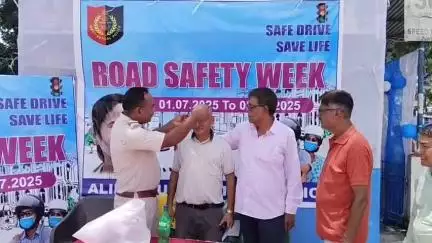 মাদারিহাট: পথ নিরাপত্তা সপ্তাহ উপলক্ষে শুক্রবার বীরপাড়া চৌপথিতে নিশুল্ক চোখ পরীক্ষা শিবির করল পুলিশ