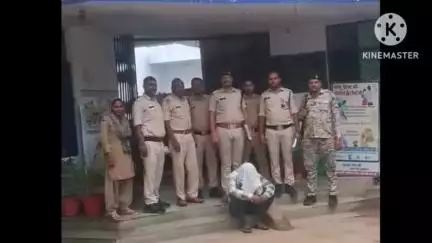 पिछोर: पिछोर थाना पुलिस ने हत्या के अपराध में ₹10,000 के इनामी आरोपी को किया गिरफ्तार
