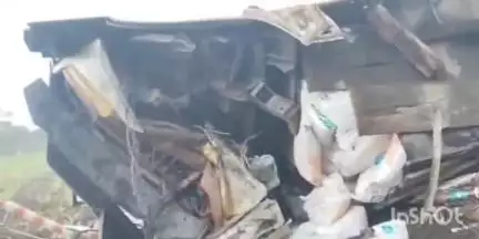 कुक्षी: तालनपुर में खाद पाउडर से भरा ट्रक खेत में पलटा, चालक और क्लीनर घायल