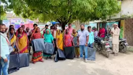 जोगापट्टी: चौमुखा पंचायत में अग्नि पीड़ितों को अंचल प्रशासन द्वारा तिरपाल का वितरण, 10 घर जलकर राख