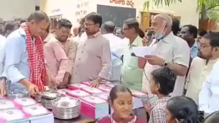 మేడ్చల్: నాచారంలో విద్యార్థులకు నోటు పుస్తకాలను పంపిణీ చేసిన ఎమ్మెల్యే బండారి లక్ష్మారెడ్డి