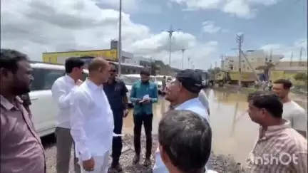 కరీంనగర్: ఇంత అధ్వాన్నంగా రోడ్డుంటే ఏం చేస్తున్నారు? జిల్లా కలెక్టర్, ఆర్ అండ్ బి అధికారులకు ఫోన్ చేసి కేంద్ర మంత్రి