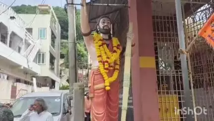 గాజువాక: శ్రీనగర్ లో  అల్లూరి సీతారామరాజు కి నివాళులు అర్పించిన అభిమానులు