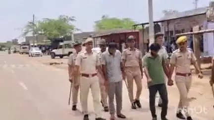जैसलमेर: खूहड़ी पुलिस ने पवन ऊर्जा से चोरी की वारदात में गिरफ्तार मुलजिमों को बाजार में करवाई प्रेड