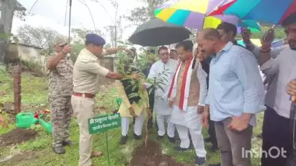 रायसेन: रायसेन जिला पुलिस लाइन में हरियाली महोत्सव, प्रभारी मंत्री हुए शामिल, 125 पौधे लगाए