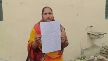डीएम कार्यालय के सामने धरने में बैठी महिला ने आश्वासन मिलने के बाद धरना समाप्त किया