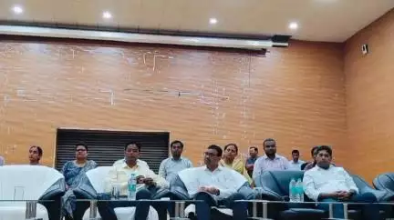 दरभंगा: अंबेडकर सभागार में जिला निर्वाचन पदाधिकारी ने विकास मित्रों को पुनरीक्षण के लिए निर्देश दिए