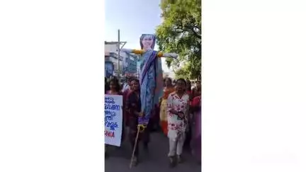 തിരുവനന്തപുരം: സെക്രട്ടേറിയറ്റിന് മുന്നില്‍ ആരോഗ്യമന്ത്രിയെ കുറ്റ വിചാരണ നടത്തിയും കോലം കത്തിച്ചും ആശമാരുടെ പ്രതിഷേധം