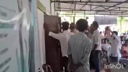 মৰাণ: গাওঁ পঞ্চায়তৰ সভাপতি নিৰ্বাচনক লৈ উতপ্ত হল খোৱাং উন্নয়ণ খণ্ডৰ কাৰ্যালয়,চেপন পঞ্চায়তত সভাপতি নিৰ্বাচনত অনিয়মৰ অভিযোগ