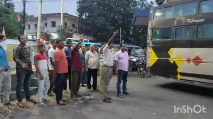 पाकुड़: अंबेडकर चौक में पुलिस प्रशासन के विरुद्ध नारे, लाठी चार्ज, SDPO ने कहा- यह मॉक ड्रिल थी