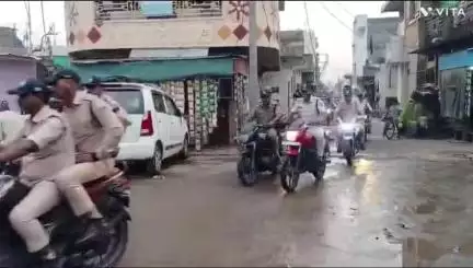 महिदपुर: महिदपुर पुलिस ने मोहर्रम और सावन के पर्व को देखते हुए शहर में निकाला फ्लैग मार्च