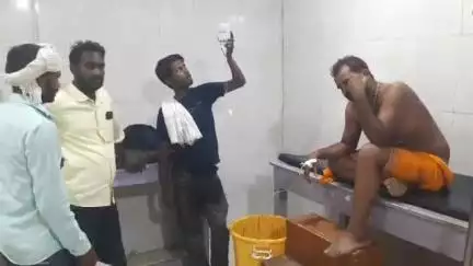 मुरैना नगर: तिवारी पुरा गांव में खाना बनाते समय मधुमक्खियों का हलवाई पर हमला, दो घायल, अस्पताल में इलाज जारी