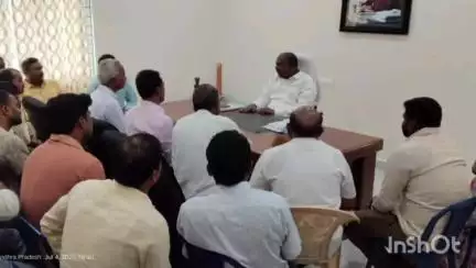 పెందుర్తి: VMRDAతోవేపగుంటరైతులభూ సమస్యని పెందుర్తి ఎమ్మెల్యే పంచకర్ల రమేష్ బాబుదృష్టికి తీసుకెళ్లిన కార్పొరేటర్ బల్ల శ్రీనివాసరావు