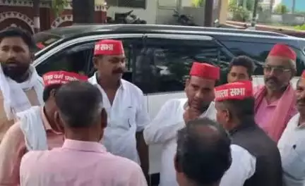 शोहरतगढ़: सजनी में विवादित भूमि पर पानी की टंकी निर्माण रोकने के लिए सपाईयों ने DM से की वार्ता