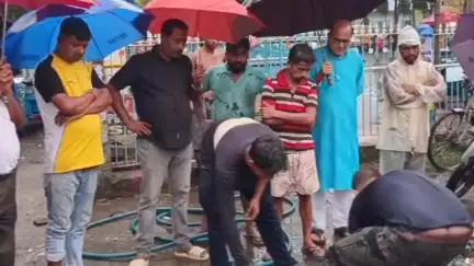 বারাসাত ১: শহরকে জল যন্ত্রণার হাত থেকে মুক্ত রাখতে পৌর প্রধানের উপস্থিতিতে মধ্যমগ্রামের একাধিক নর্দমা পরিষ্কার করা হলো 
#jansamasya