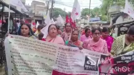 মানিকচক: ধর্মঘট সফল করতে মথুরাপুরে পথসভা ও পদযাত্রা করলো বামফ্রন্টের মহিলা সংগঠনের নেতাকর্মীরা