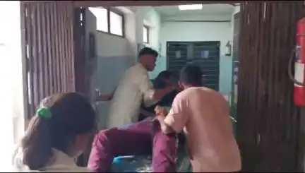 बांसवाड़ा: गढ़ा गांव में दोपहर में घर पर सोए युवक को जहरीले जानवर ने काट लिया, एमजी अस्पताल में उपचार जारी