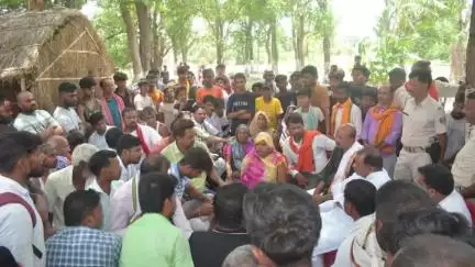 मैरवा: बड़गांव: 10 वर्षीय बालिका के शव बरामदगी मामले में घुघा टोला पहुंचे विधायक, बदमाशों की गिरफ्तारी की मांग