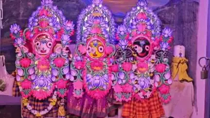 ବାରିପଦା ମ୍ୟୁନିସିପାଲଟି: ବାରିପଦାର ଲାଲବଜାର ସ୍ଥିତ ଆଡ଼ପ ମଣ୍ଡପରେ ବାଣ୍ଠିଆ ଜଗନ୍ନାଥଙ୍କ ପଦ୍ମ ବେଶ ଅନୁଷ୍ଠିତ, ଶହ ଶହ ଭକ୍ତଙ୍କ ଭିଡ
