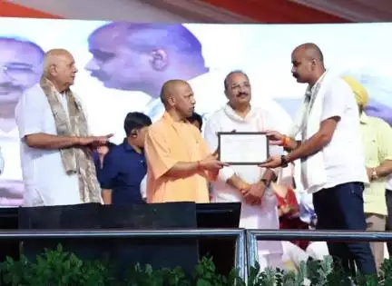 जौनपुर: आम महोत्सव में लखनऊ में सीएम ने जौनपुर के आम उत्पादक को किया सम्मानित