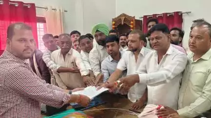 रामगंजमण्डी: कांग्रेस ने वार्डों की समस्याओं के समाधान की मांग को लेकर नगरपालिका में अधिशासी अधिकारी को सौंपा ज्ञापन