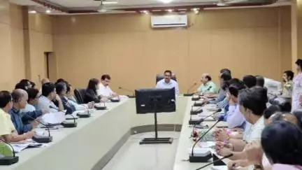 सागर नगर: सागर संभाग कमिश्नर ने संभागीय बैठक में विकास कार्यों की समीक्षा कर आवश्यक दिशा निर्देश दिए