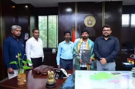 నాగర్ కర్నూల్: బ్రిడ్జి కోర్స్ పద్ధతిలో పీహెచ్‌డీ పట్టా సాధించిన పరమేశ్‌, అభినందించిన జిల్లా కలెక్టర్ బాధావత్ సంతోష్
