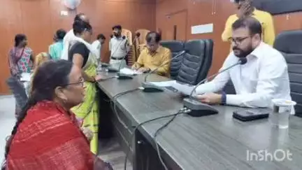 गोपालगंज: कलेक्ट्रेट परिसर में एडीएम ने लगाया जनता दरबार, सुनी फरियाद और समस्या निपटारे का दिया भरोसा