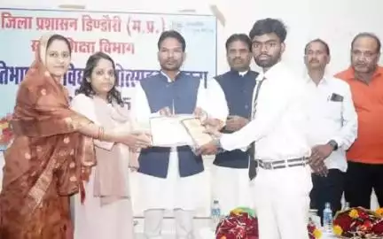 डिंडौरी: कलेक्ट्रेट ऑडिटोरियम में कलेक्टर और जनप्रतिनिधियों ने 521 मेधावी छात्र-छात्राओं को लैपटॉप की राशि देकर किया सम्मानित