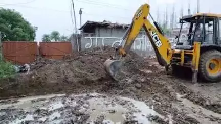 खुर्जा: कांवड़ यात्रा मार्ग को प्रशासन कर रहा दुरुस्त, नेहरूपुर चुंगी पर अतिक्रमण हटवाया और जल भराव को लेकर उठाए कदम