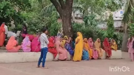 नसरुल्लागंज: ग्राम पांचोर में धड़ल्ले से बिक रही है अवैध शराब, परेशान महिलाओं ने SDM को सौंपा ज्ञापन #jansamasya
