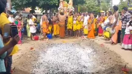 காரியமங்கலம்: வெள்ளையன் கொட்டாவூரில் பிரசித்தி மாரியம்மன் கோவில் திருவிழா, பூ மிதித்து பக்தர்கள் தரிசனம்