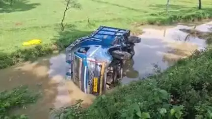 खड़गपुर: शामपुर धपरी मुख्य मार्ग पर मालवाहक वाहन 10 फीट गहरी खाई में गिरा, कोई हताहत नहीं