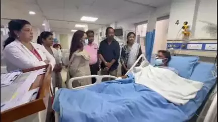 मांडर: कृषि मंत्री क्यूरेस्टा अस्पताल में पूर्व हॉकी खिलाड़ी विमल लकड़ा से मिलीं