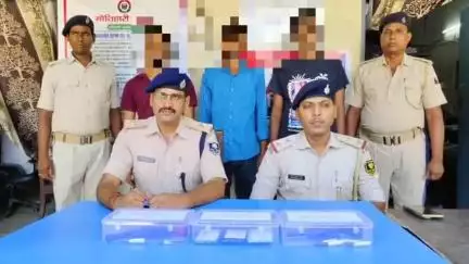 सुगौली: सुगौली पुलिस ने लूट की योजना को किया विफल, तीन अपराधियों को दो देशी कट्टों, 6 कारतूस और तीन मोबाइल के साथ दबोचा
