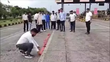 बैतूल: विधायक हेमंत खंडेलवाल के भाजपा प्रदेश अध्यक्ष बनने पर मिलानपुर टोल प्लाजा पर कार्यकर्ताओं ने मनाया जश्न