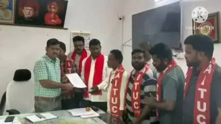 మున్సిపల్ ఇంజనీరింగ్ కార్మికుల సమస్యలు పరిష్కరించాలని ఏఐటీయూసీ ఆధ్వర్యంలో హిందూపురం మున్సిపల్ కమిషనర్‌కు వినతి