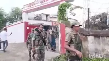 चतरा: चतरा में मुहर्रम त्यौहार शांतिपूर्ण मनाने के लिए एसडीओ के नेतृत्व में निकाला गया फ्लैग मार्च