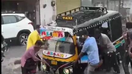 पाली: नगर निगम की लापरवाही फिर आई सामने, मंडिया रोड पर खुले नाले में गिरा ऑटो रिक्शा, टला बड़ा हादसा