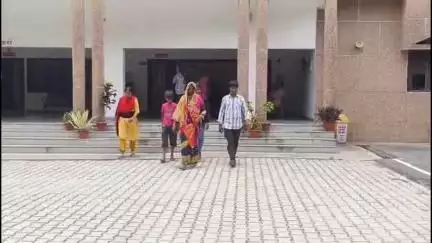 खलीलाबाद: ग्राम हकीमपुर में न्याय पाने के लिए बच्चों के साथ भटक रही है महिला