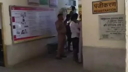 आंवला: आंवला में फुन्दननगर के पास अज्ञात वाहन ने बाइक को मारी टक्कर, बदायूं के युवक को गंभीर चोटें, जिला अस्पताल किया रेफर