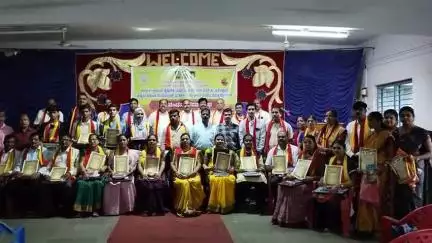 ದಾಂಡೇಲಿ: ಎಸ್.ಎಸ್.ಎಲ್.ಸಿಯಲ್ಲಿ ಕನ್ನಡ ಭಾಷಾ ವಿಷಯದಲ್ಲಿ ಶೇ.ನೂರು ಅಂಕ ಪಡೆದ ವಿದ್ಯಾರ್ಥಿಗಳಿಗೆ ಕಸಾಪದಿಂದ ಜನತಾ ವಿದ್ಯಾಲಯದಲ್ಲಿ ಸನ್ಮಾನ