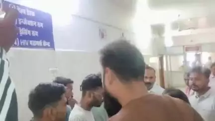 टीकमगढ़: जिला अस्पताल में डॉक्टर ने मरीज के परिजन से की गाली-गलौज, परिजनों का आरोप- शराब पी रखी थी