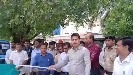 बैरिया: बेतिया: जिलाधिकारी ने बैरिया में जागरूकता रथ को हरी झंडी दिखाकर किया रवाना