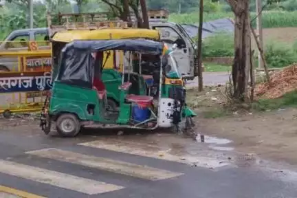 सहावर: कासगज से चांडी मार्ग पर नगला धूरी के निकट ऑटो का पहिया निकला, बाल-बाल बचे लोग