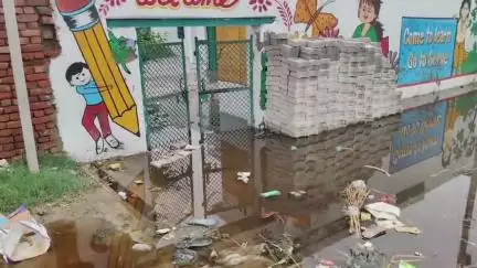 मांट: पानीगांव के सरकारी स्कूल में भरा पोखर का गंदा पानी, वीडियो हुआ वायरल