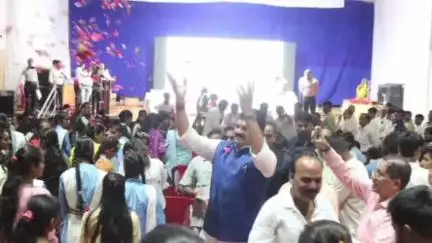 सागर: मंत्री गोविंद सिंह राजपूत ने मेधावी छात्र-छात्राओं पर पुष्प वर्षा की, लैपटॉप की राशि हस्तांतरित की